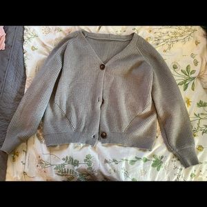 Oversized gray cardigan. 3 buttons.